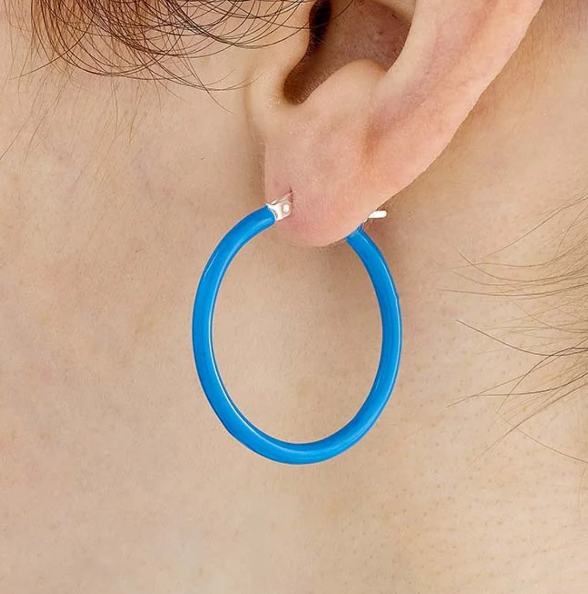 Enamelled hoop earring