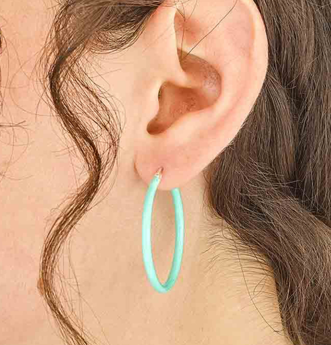 Enamelled hoop earring