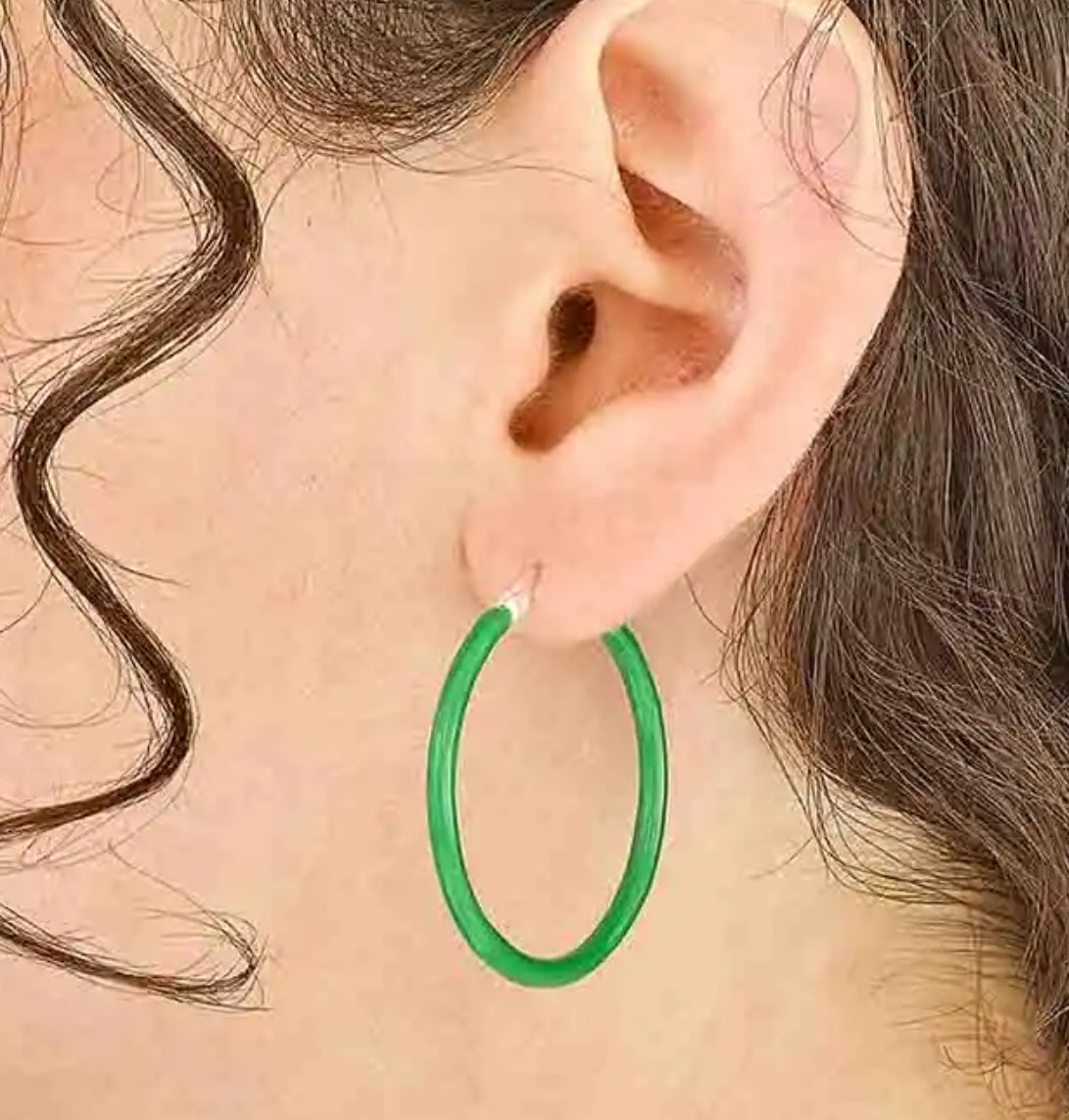 Enamelled hoop earring