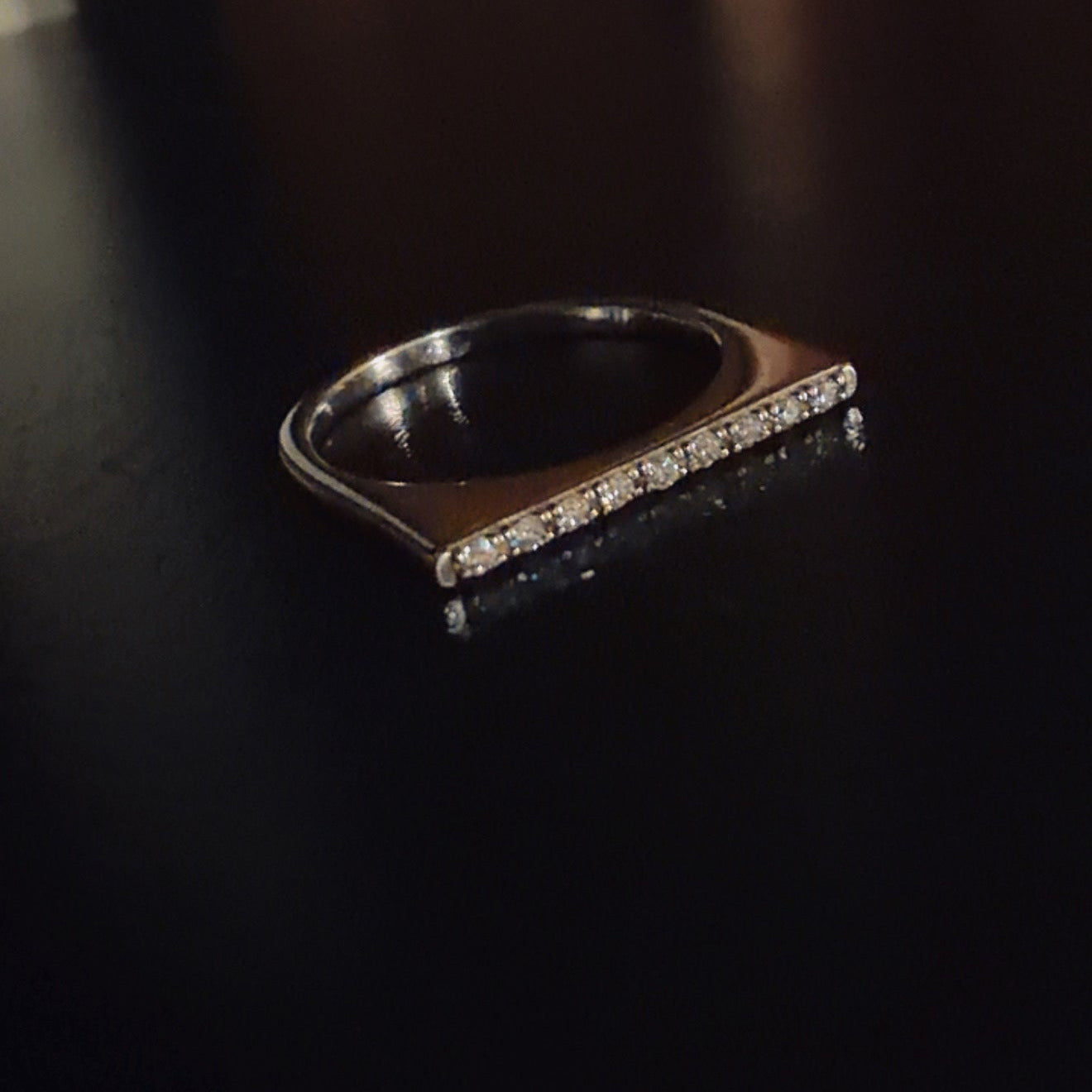 Anello a ponte con zirconi