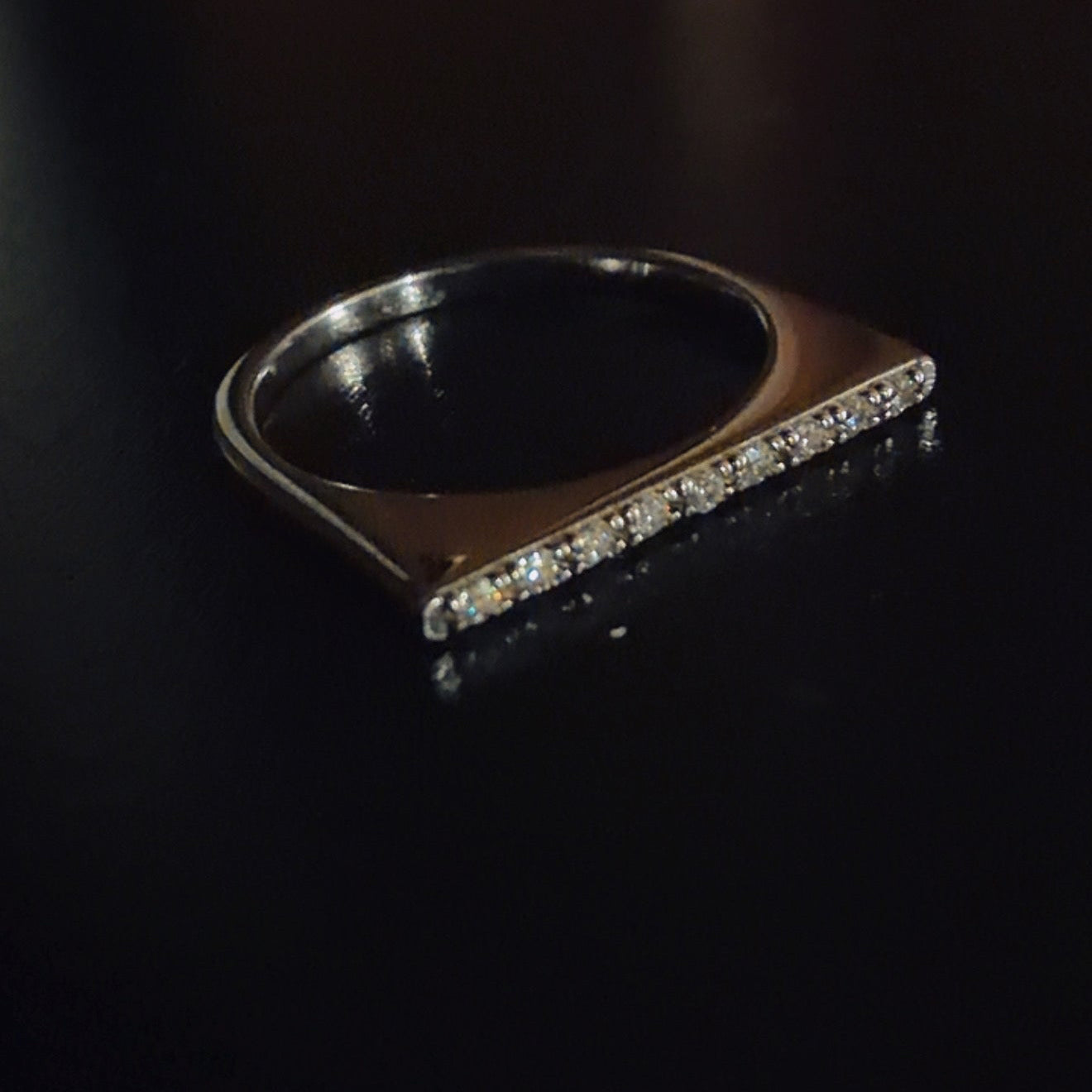 Anello a ponte con zirconi