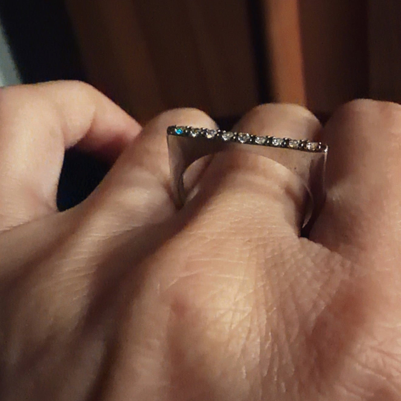 Anello a ponte con zirconi