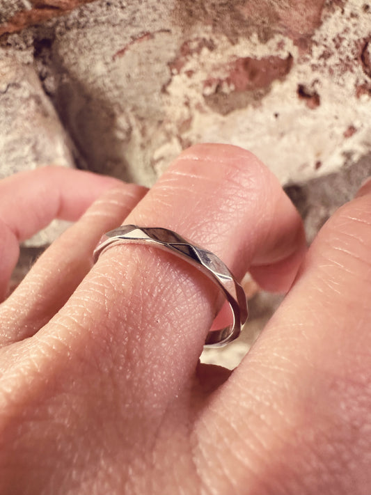 Anello Fedina sfaccettata
