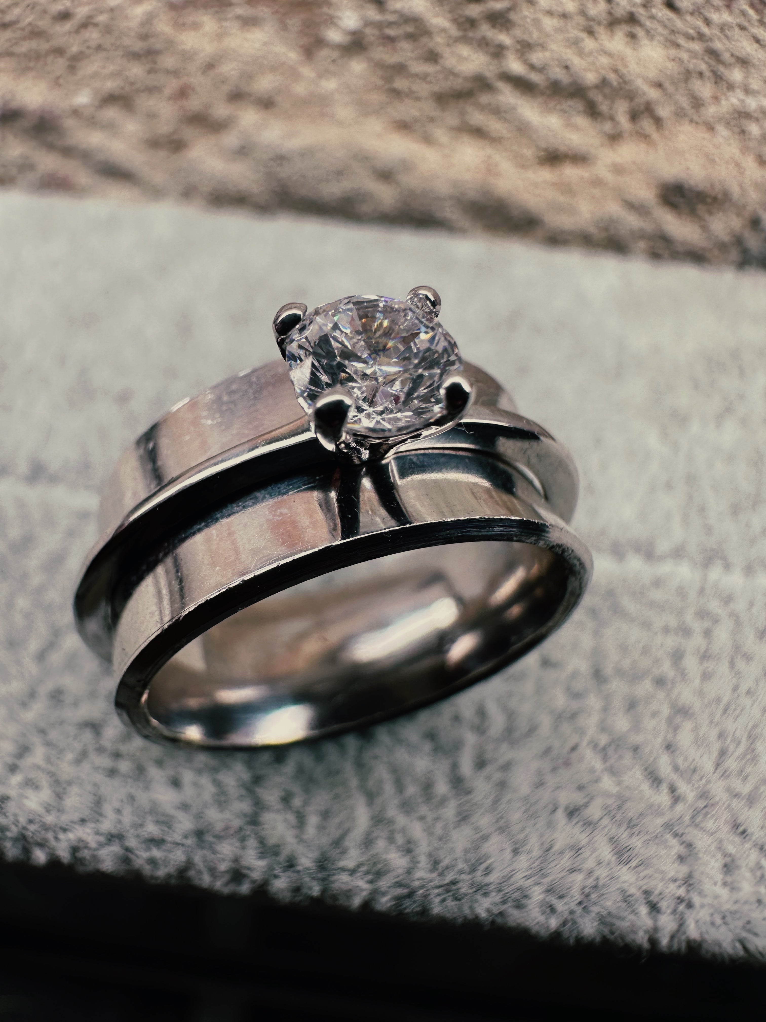 Anello Solitario a Fascia